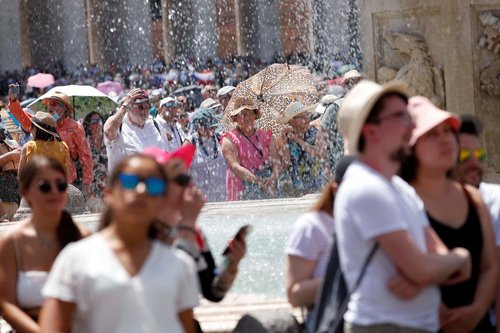 Vroče vreme, vročina, vročinski val, sonce, italija, turisti, fontana