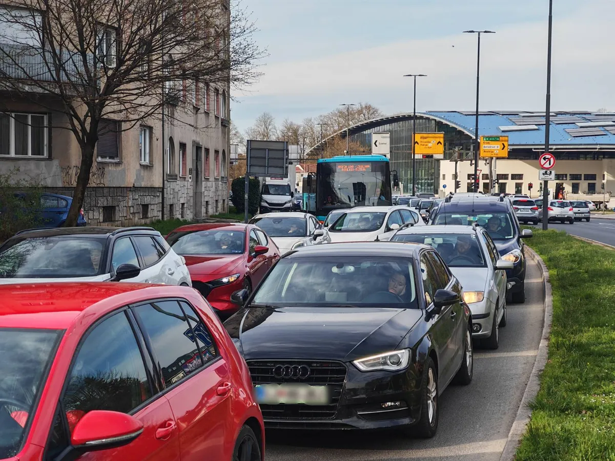 Zapora napovedana, a prometni kaos zato ni bil nič manjši
