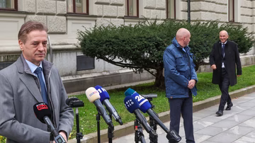 Robert Golob po sestanku pri predsednici z željo po trdni koaliciji, Janša opozarja na nepravilnosti na volitvah