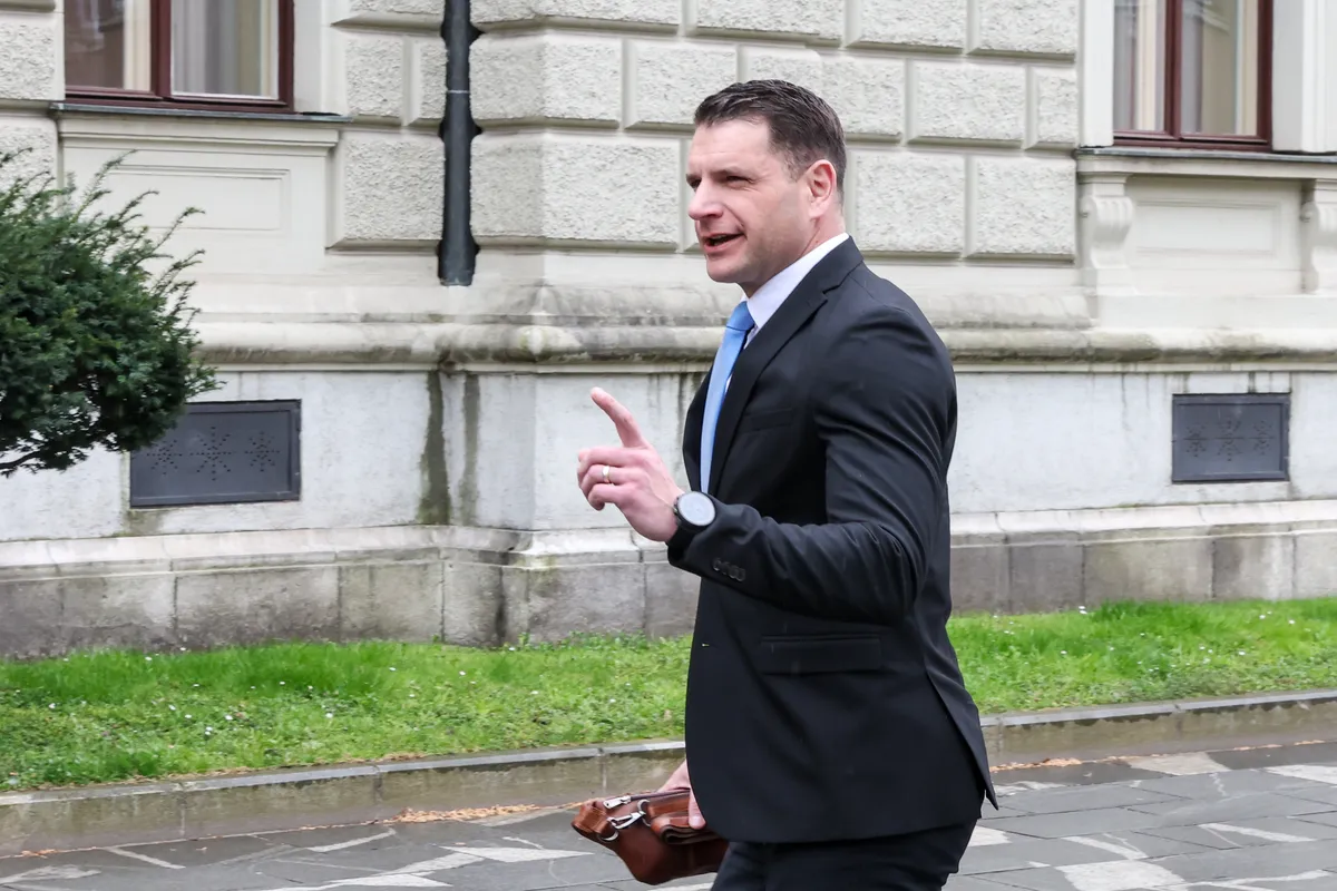 Kako je Stevanović prišel do spoznanja, da je nadzorovan, in kako njegove obtožbe zavračajo v Sovi in policiji?