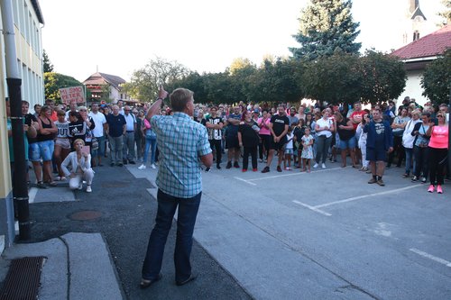 Protest v podporo ravnatelju