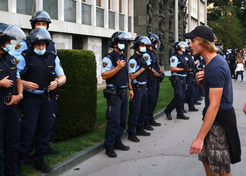 Protest proti vladnim ukrepom, shod