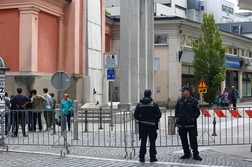 prepoved gibanja, policisti