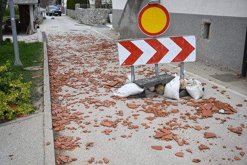 Poškodovani objekti po močnem vetru