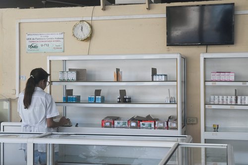 Prazna lekarna na Kubi