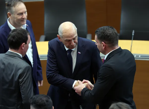 Politična situacija v Sloveniji: "Ustanoviti stranko naivnih državljanov"