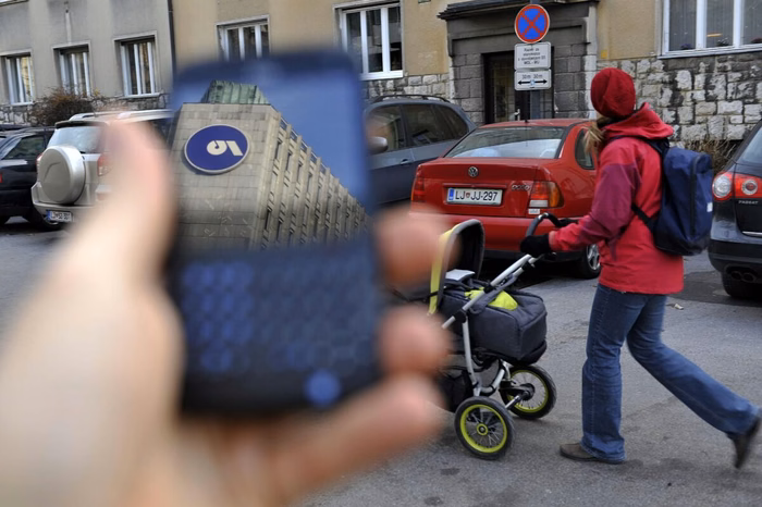 Več strank naše največje banke dobilo vesel SMS, a navdušenje ni trajalo dolgo