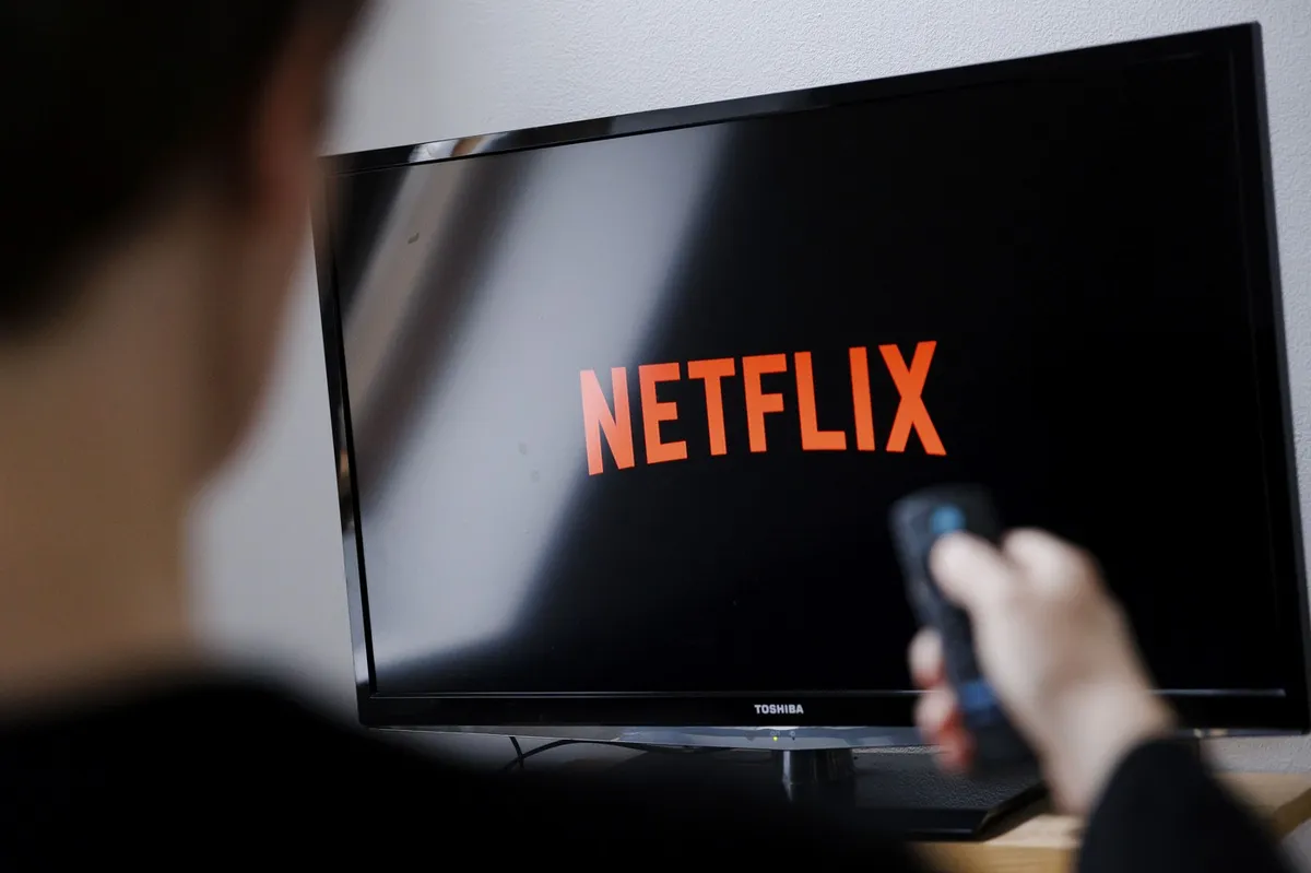 Teksas s tožbo nad pretočnega velikana: "Ko gledate Netflix, Netflix gleda vas"