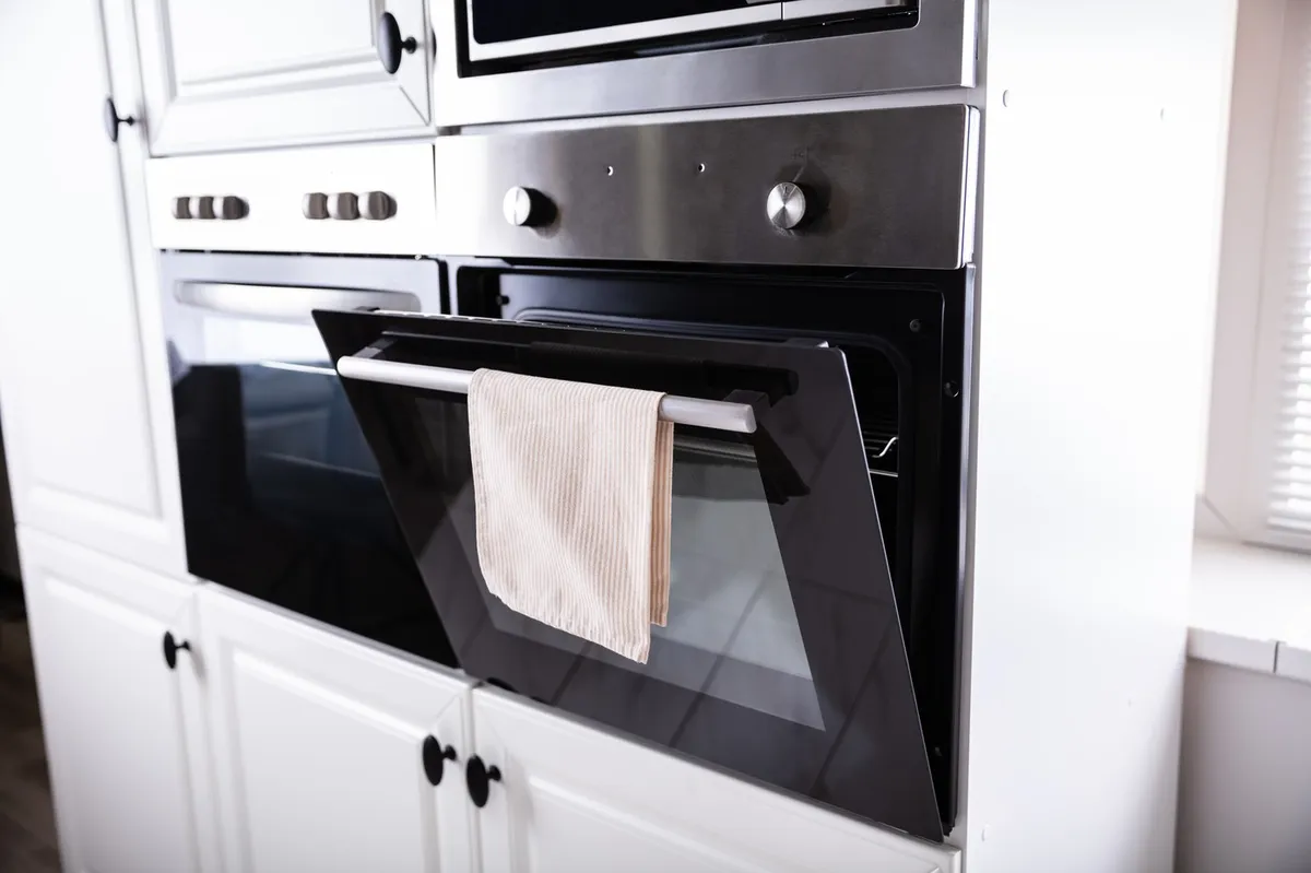 Če imate na vratih pečice obešeno kuhinjsko krpo, jo raje odstranite
