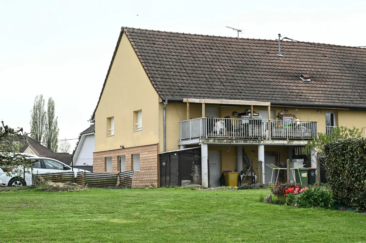 Pretresljiv primer iz Francije: oče 9-letnika od leta 2024 zadrževal ujetega v kombiju