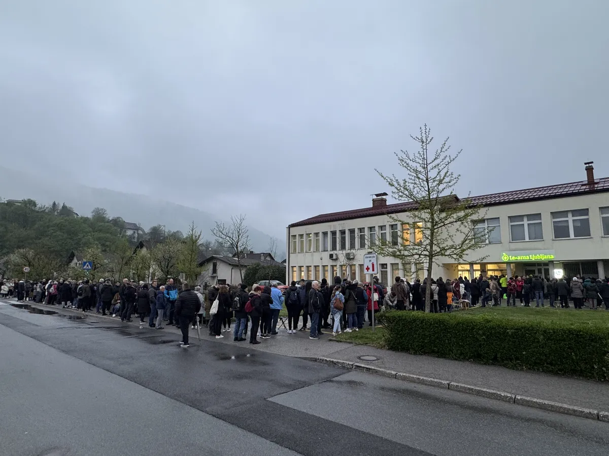 Naval na vpis k novi zdravnici, v vrsti čakali tudi več ur (FOTO)