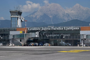 Fraport in Petrol ob opozorilih iz EU: Letalskega goriva imamo dovolj