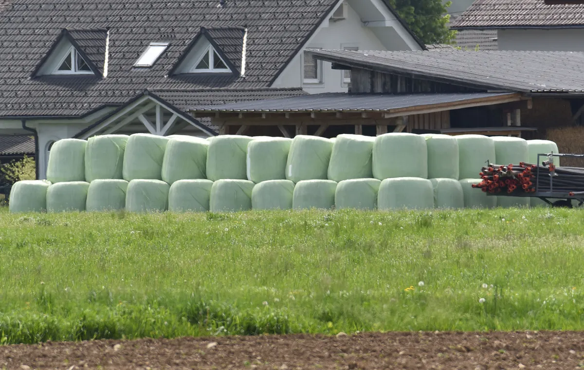 Med kurjenjem bal ogenj ušel izpod nadzora, 66-letnik pristal v bolnišnici