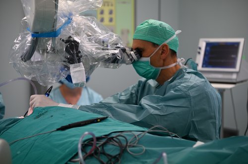 vsadek, gluhi, operacija