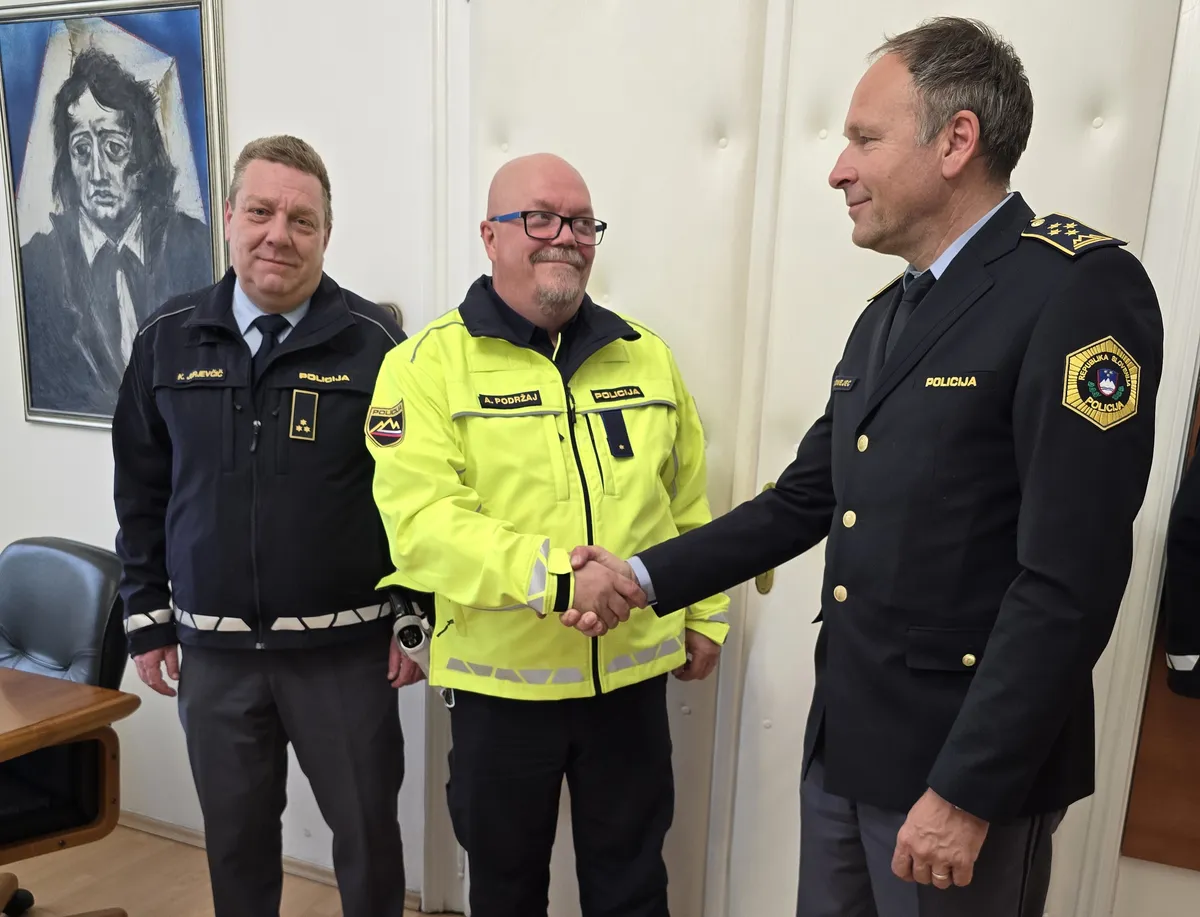 Pogumni policist tvegal življenje in s tirov rešil žensko, ko se je približeval vlak