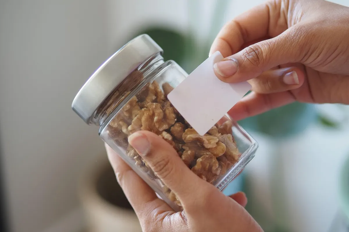 Trdovratne nalepke na kozarcih? Obstaja enostaven trik, ki vam bo prihranil čas