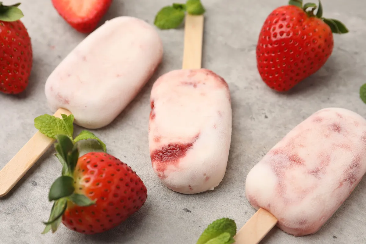 Iz kefirja lahko pripravite osvežilen in zdrav sladoled, ki je idealen za tople dni