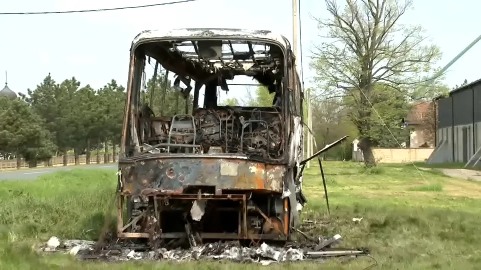 V Srbiji zgorel avtobus podpornika protestov. Požar naj bi bil podtaknjen