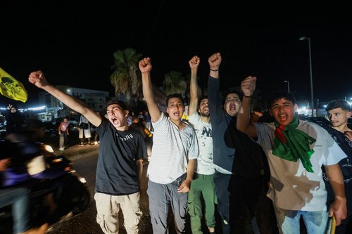 Skupina Libanoncev praznuje začetek premirja