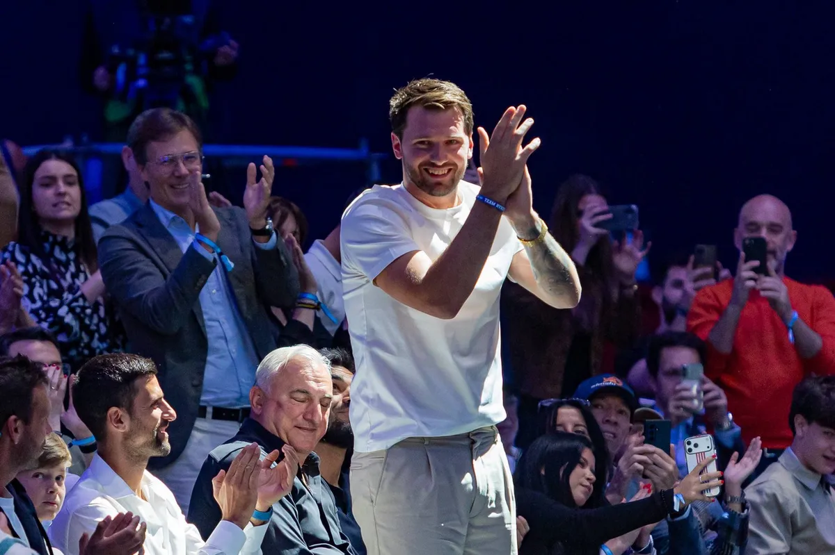 Eksplozija čustev: Dončića spravili na noge, prizor obšel svet