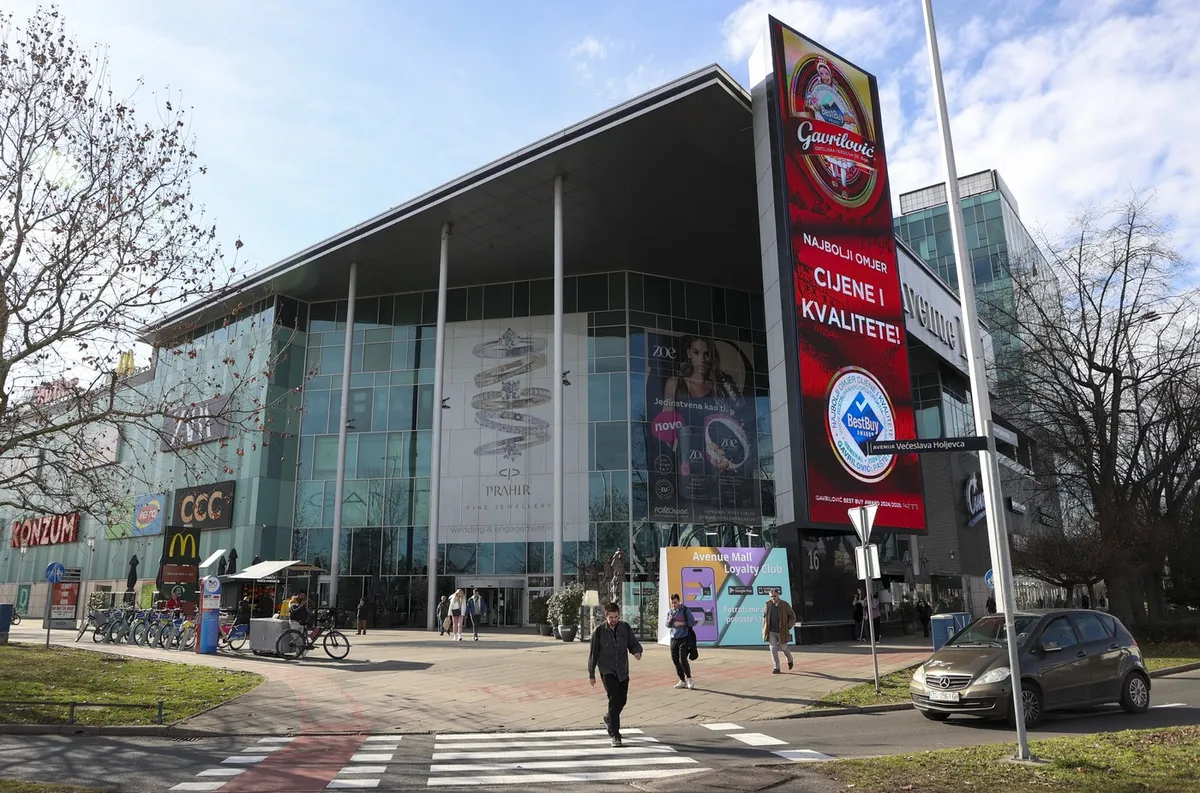 V več nakupovalnih centrih v Zagrebu prijave o bombi, kupce evakuirajo