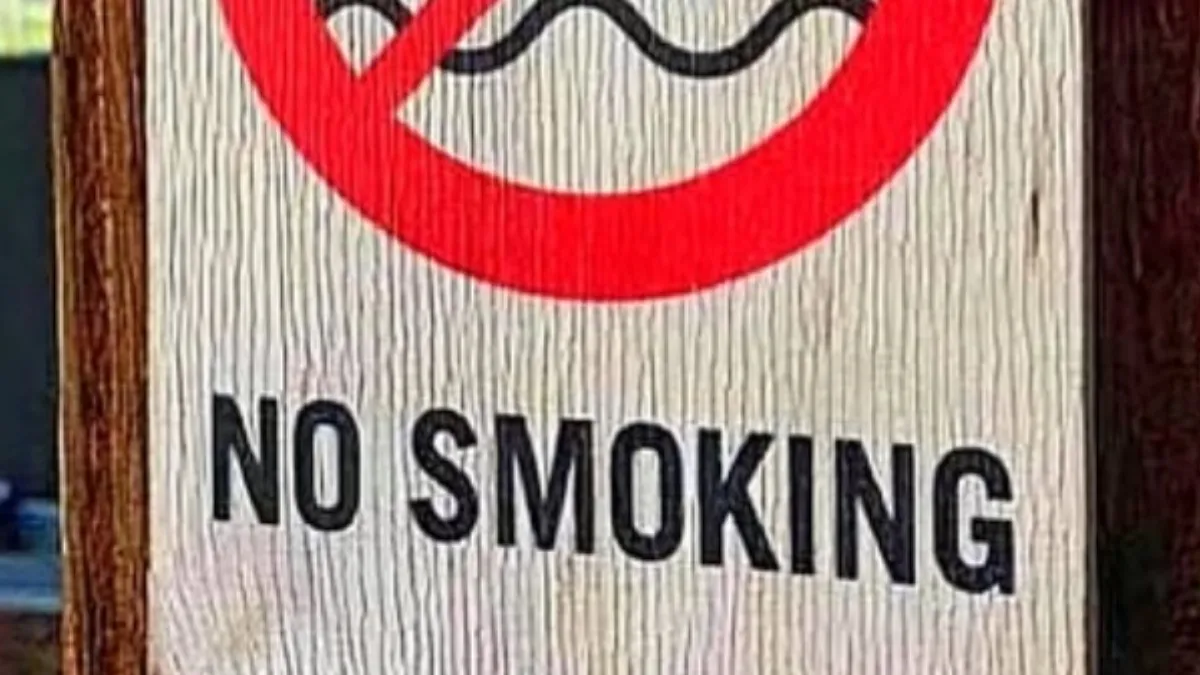 Znak v Zadru bega in zabava mimoidoče: Kaj hočejo prepovedati?