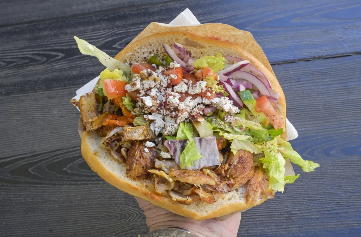 Turist na znani plaži za kebab plačal neverjetnih 1.700 evrov