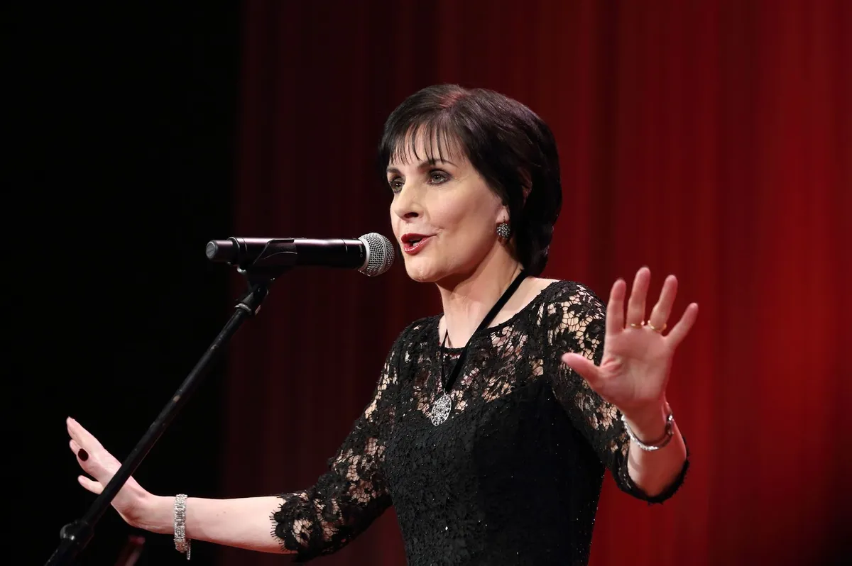 Samotno življenje bogate pevke. V gradu ji družbo dela 12 mačk