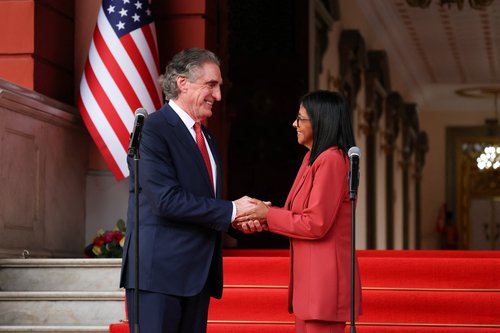 Ameriški notranji minister Doug Burgum in začasna predsednica Venezuele Delcy Rodriguez
