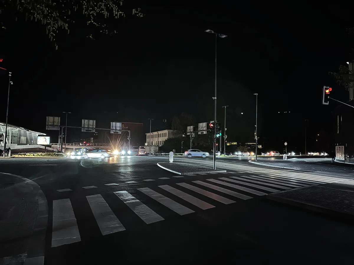 Ljubljanske ulice zvečer nekaj časa v temi. Kaj je razlog? (FOTO & VIDEO)