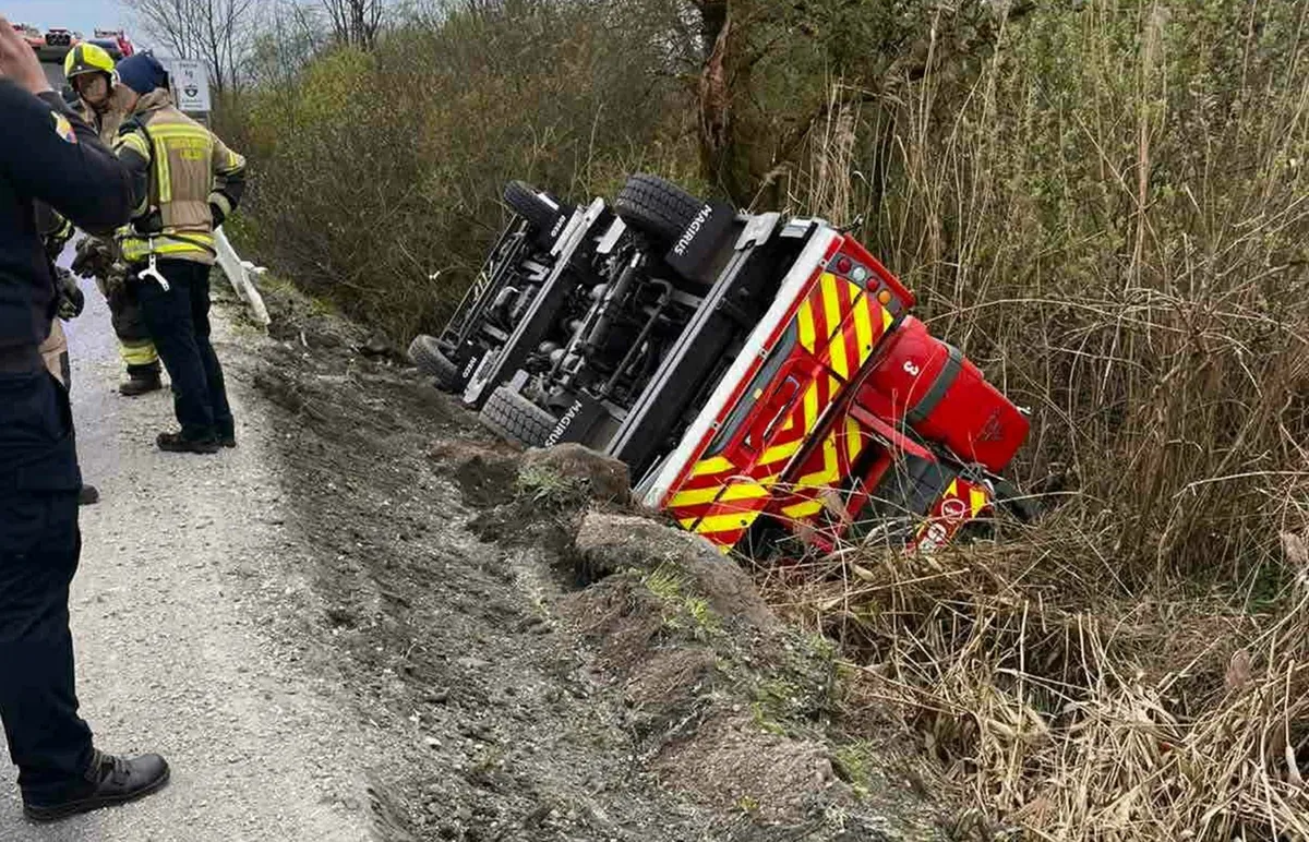 Nesreča na Ižanski cesti: tovornjakar s ceste izrinil gasilce in pobegnil (FOTO)