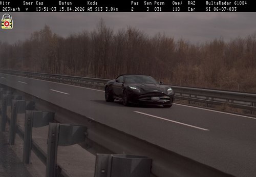 Voznik osebnega avtomobila znamke Aston Martin je vozil s hitrostjo 203 km/h
