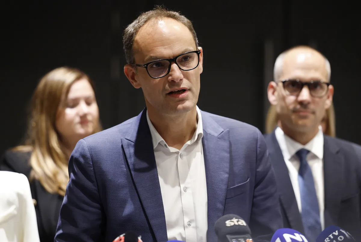 Logar zanika nesoglasja v Demokratih in trdi, da se je Golob "samoizključil iz enačbe"