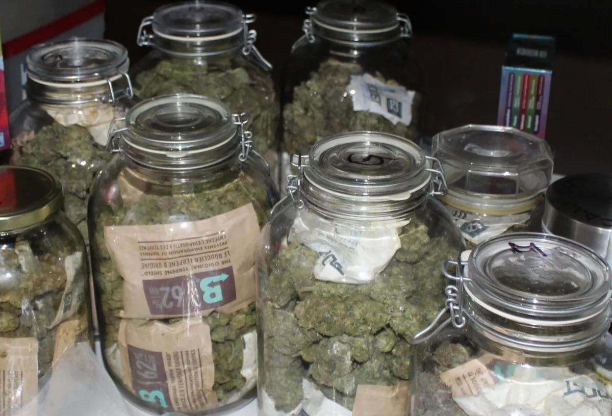 36-letnik med hišno preiskavo skušal pobegniti, policisti našli sumljive snovi