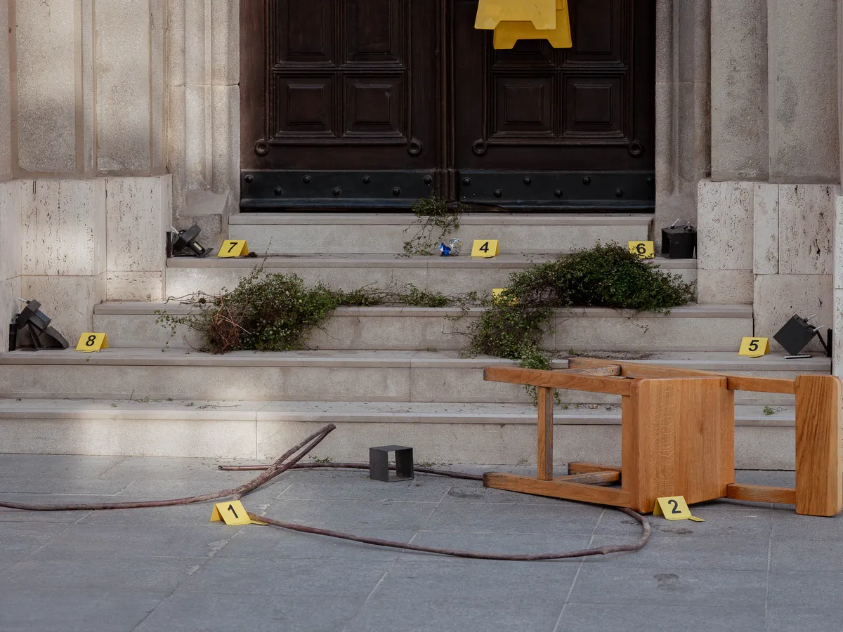 Moški v pročelje zagrebške pravoslavne cerkve metal stole iz bližnjih lokalov