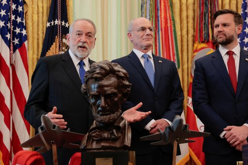 Ameriški veleposlanik v Izraelu Mike Huckabee (levo) in izraelski veleposlanik v ZDA Ječiel Leiter (na sredini) ter ameriški podpredsednik J. D. Vance