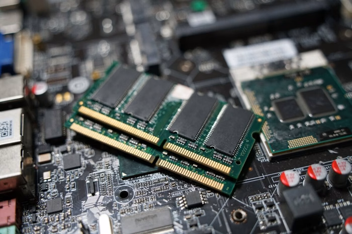 Računalniki, tablice in druge elektronske naprave se dražijo. Kaj je razlog?