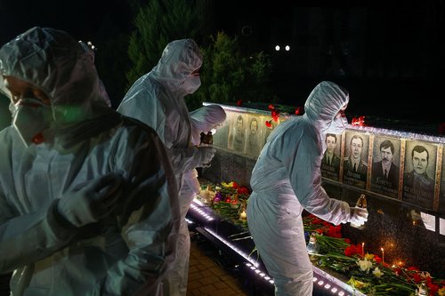 V Ukrajini prižigajo sveče delavcem, ki so umrli v nesreči leta 1986