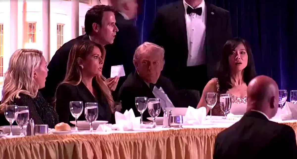 Moški, ki je med streljanjem stal pri Trumpu, pojasnil, kaj je pisalo v beležki