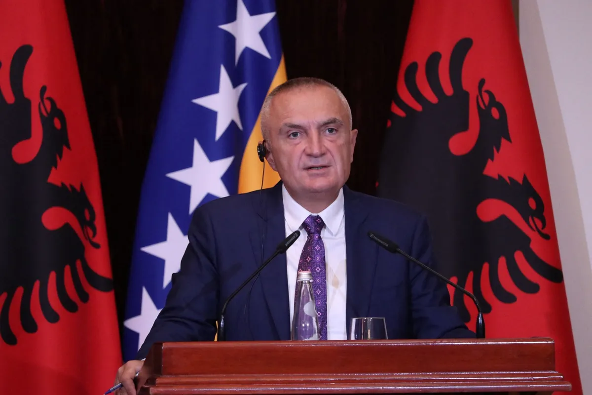 Začelo se je sojenje nekdanjemu albanskemu predsedniku Meti, želel je prenos v živo