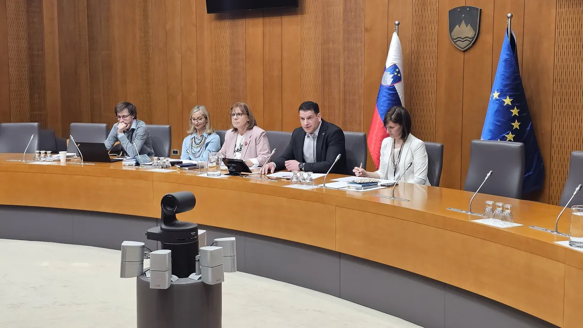 Poslanci jutri o zakonu o vladi in interventnem zakonu, o obvestilu Pirc Musar šele po praznikih