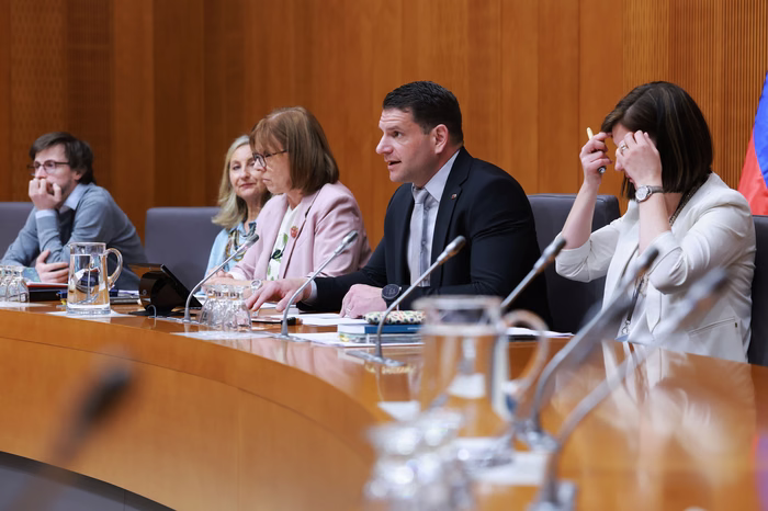 Poslanci jutri o zakonu o vladi in interventnem zakonu, o obvestilu Pirc Musar šele po praznikih