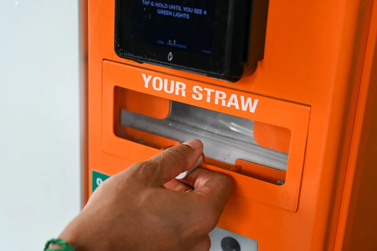 Najstnik v Singapurju polizal slamico. Zdaj mu grozita dve leti zapora