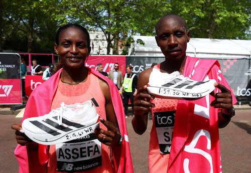 zmagovalca londonskega maratona 2026, svetovna rekorderja; Tigst Assefa (Etiopija) in Sebastian Sawa (Kenija)