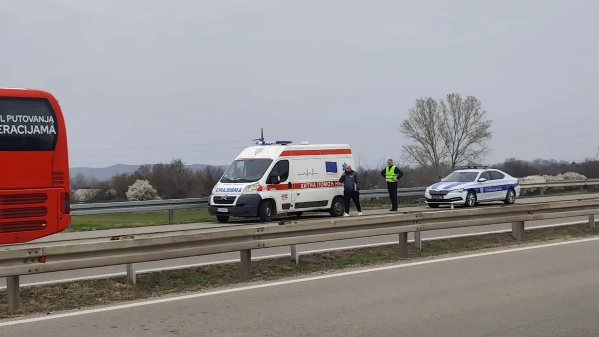 Tragična nesreča v Srbiji: umrli trije mladi in voznik, ki je vozil v nasprotno smer