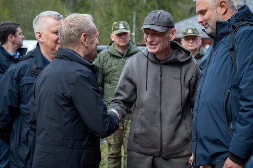 Andrzej Poczobut izpuščen iz beloruskega zapora, pozdravi ga Donald Tusk