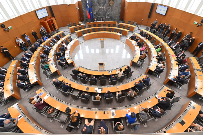 Poslanci potrdili nov zakon o vladi, število ministrov se z 20 zmanjšuje na 15