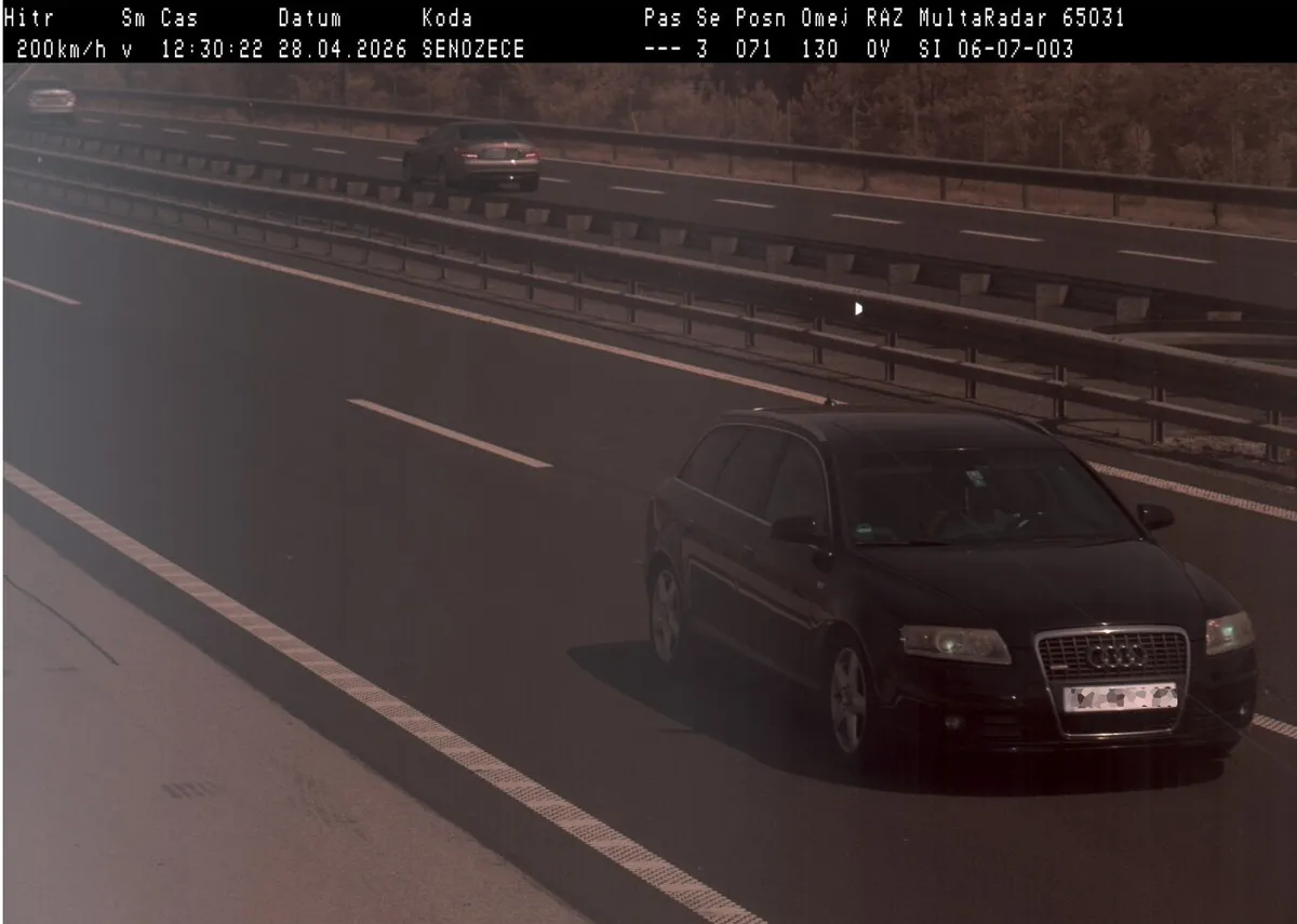 Voznik po primorki divjal z 200 kilometri na uro