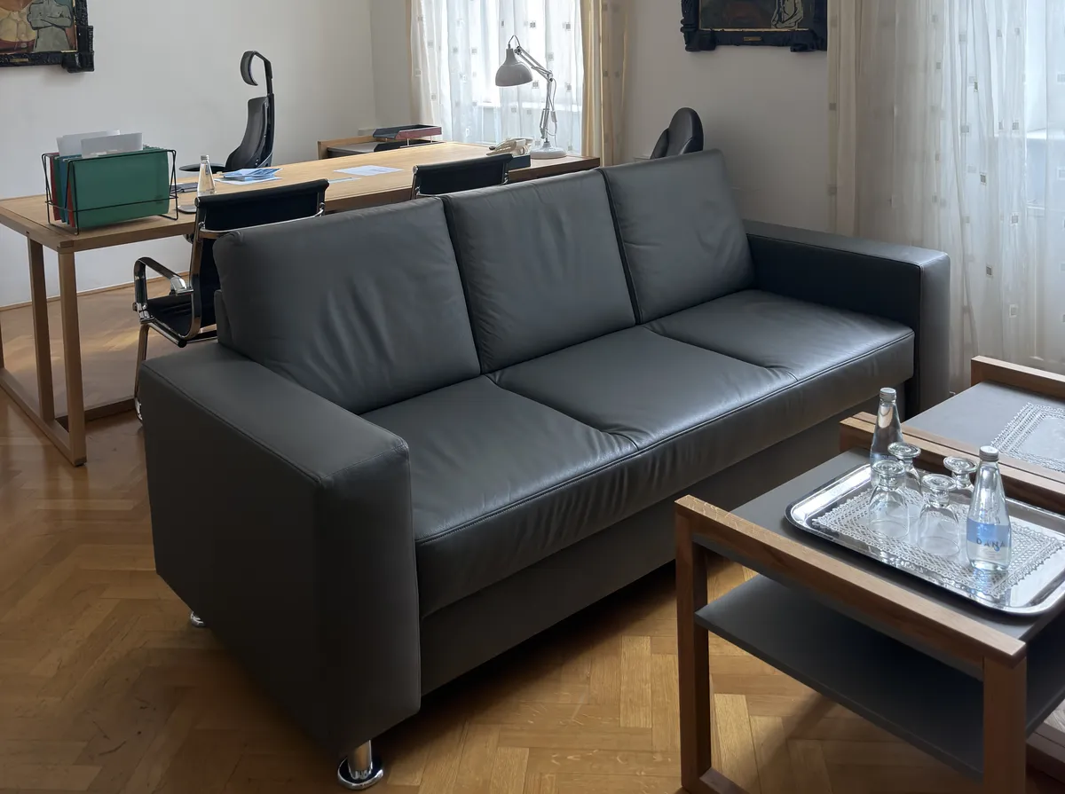 Glavna postranska stvar v parlamentu: koliko kavčev imajo v pisarni Levice in koliko jih imajo drugi