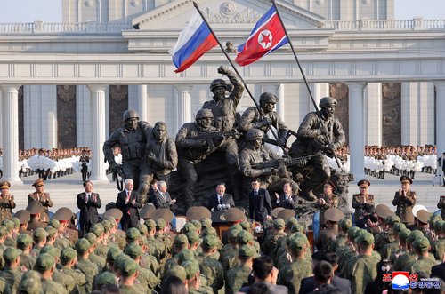otvoritev spomenika padlim vojakom v Severni Koreji